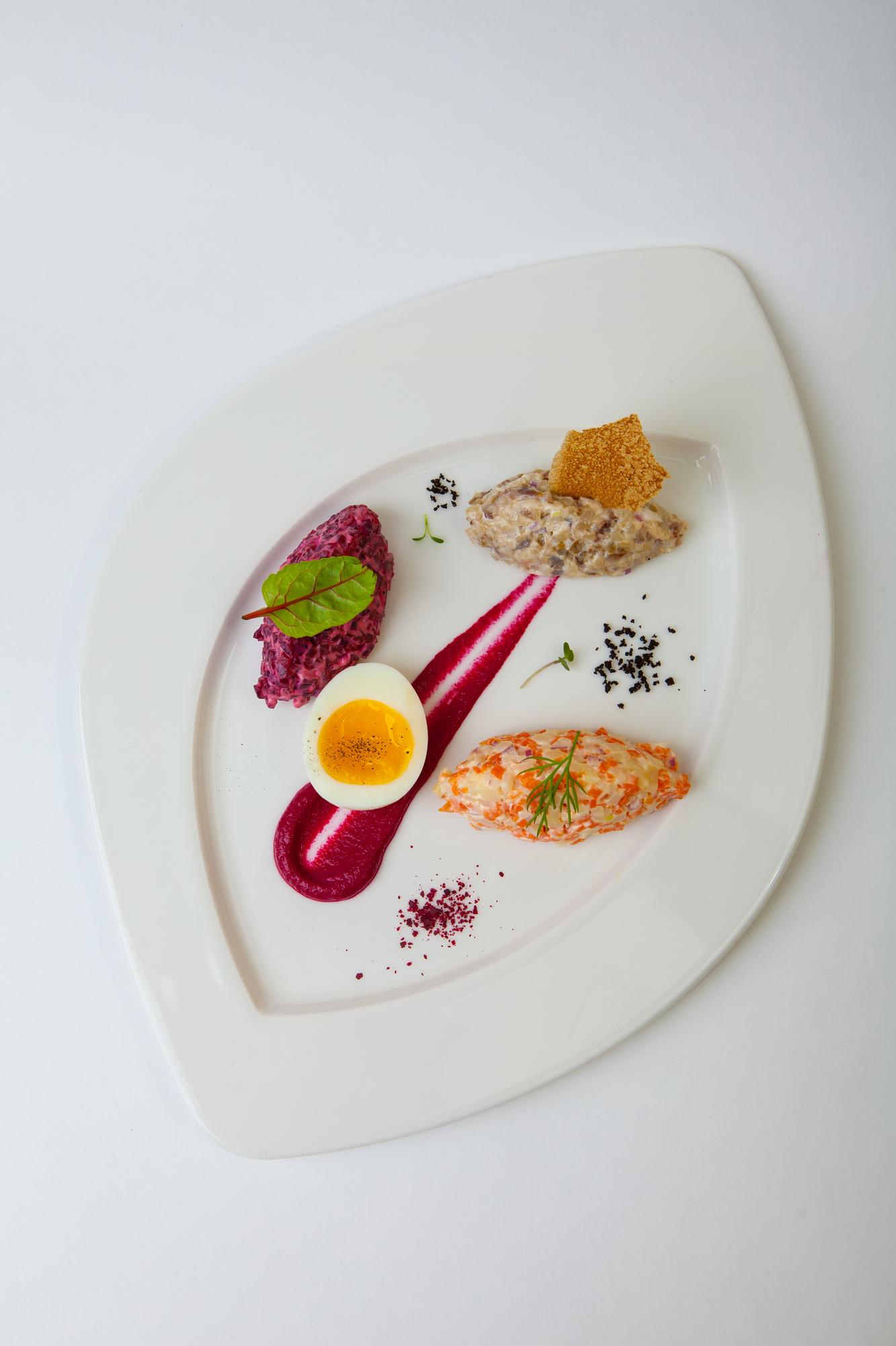 Grande piatto gourmet su sfondo neutro